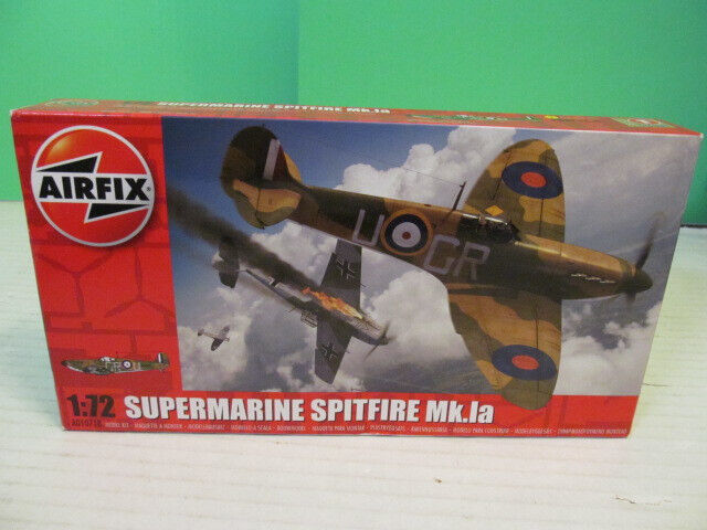 Airfix Supermarine Spitfire Mk.la WWII Fighter Model Kit, 1:72 Scale