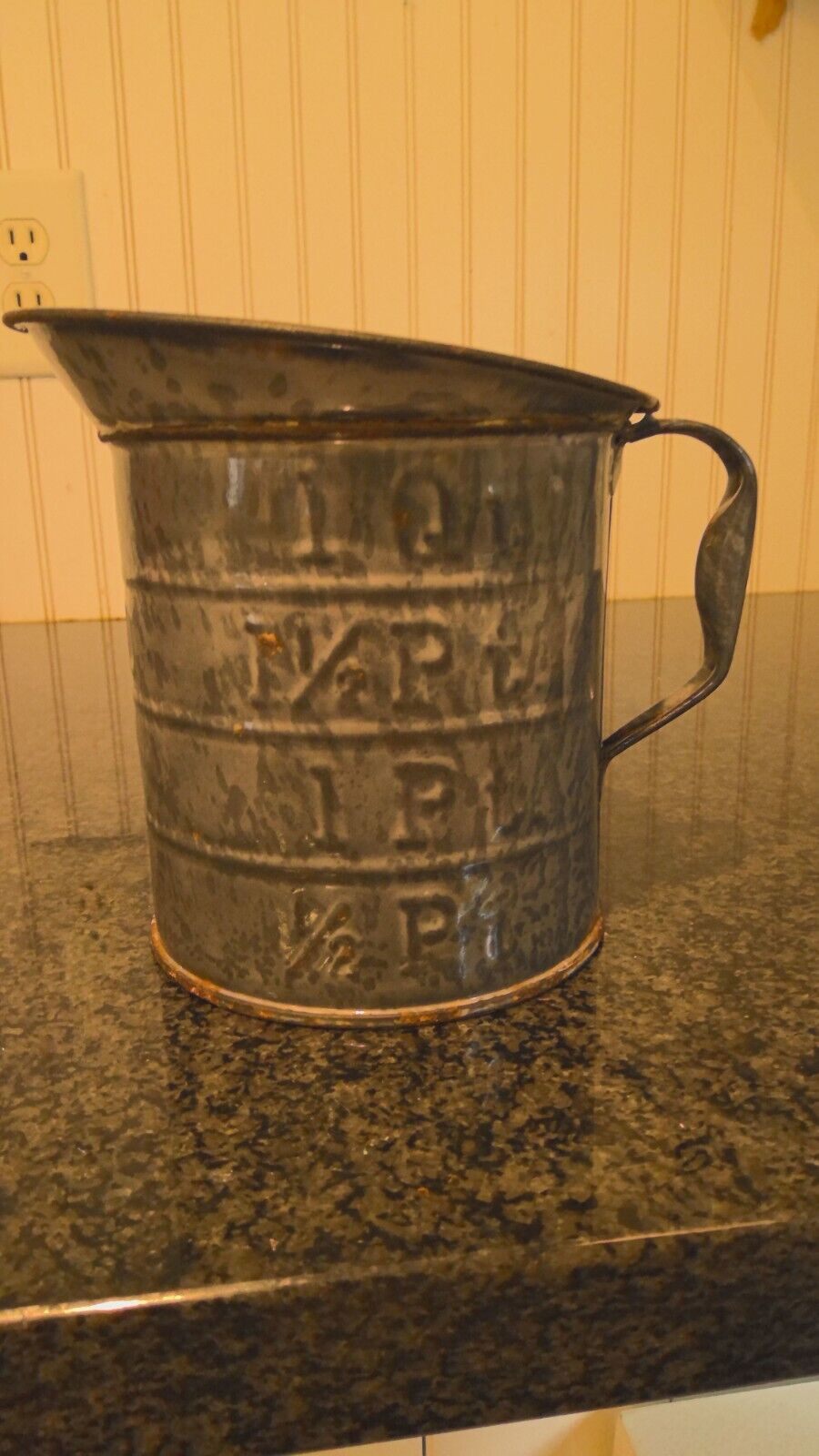 Antique Vintage 1 QT Gray Graniteware Enamelware Measuring Cup Pitcher Embossed