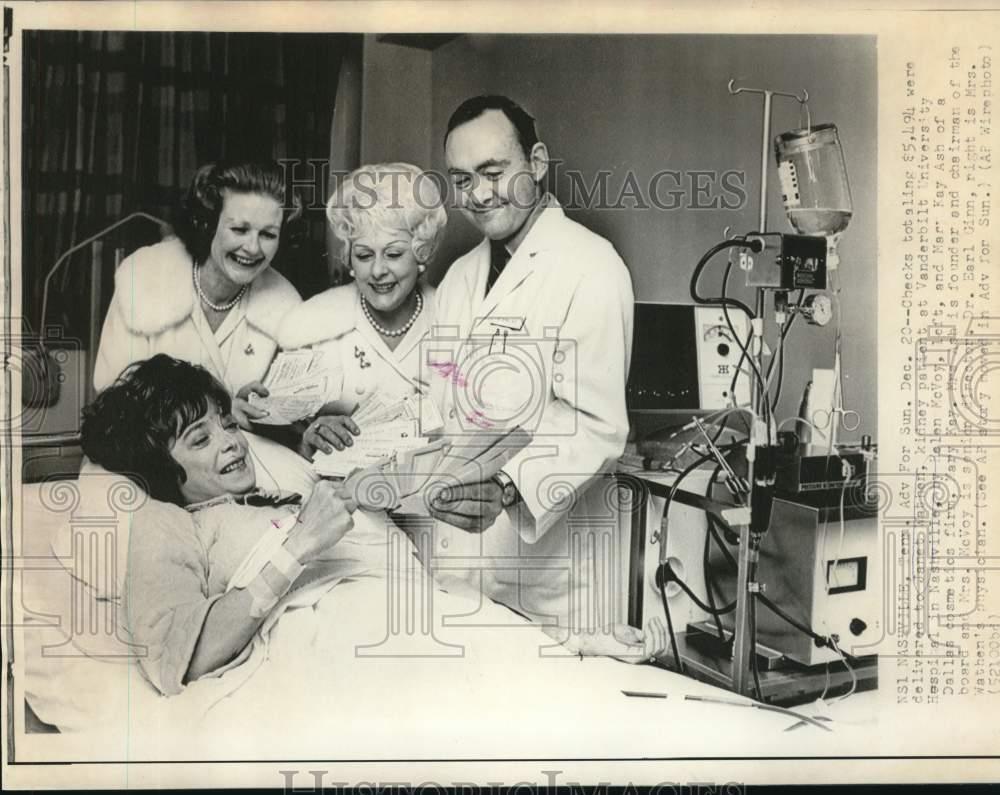 1970 Press Photo Janet Wathen holds checks as doctor and visitors watch in TN.