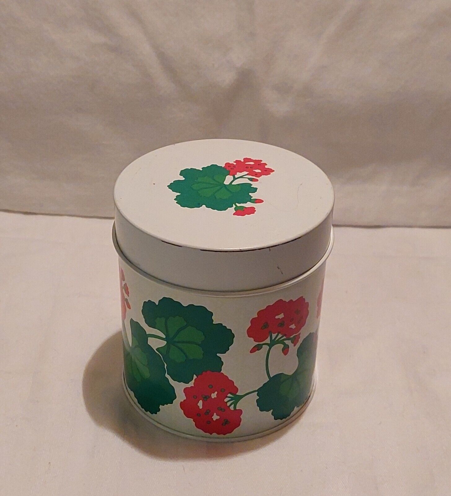 Vtg 1983 NOS Avon Summer Fantasy Indoor Outdoor Candle Decorative Tin With Lid