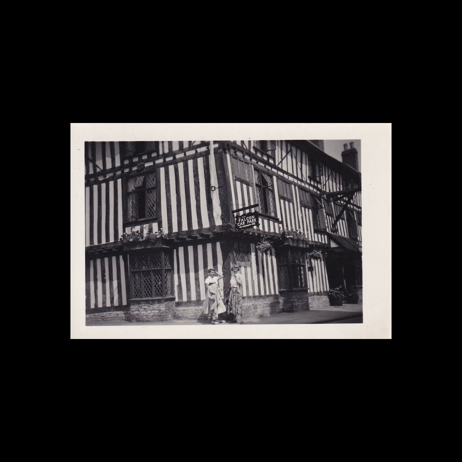 Old Vintage Photo WOMEN STANDING OUTSIDE CROOKED HOUSE, STRATFORD UPON AVON