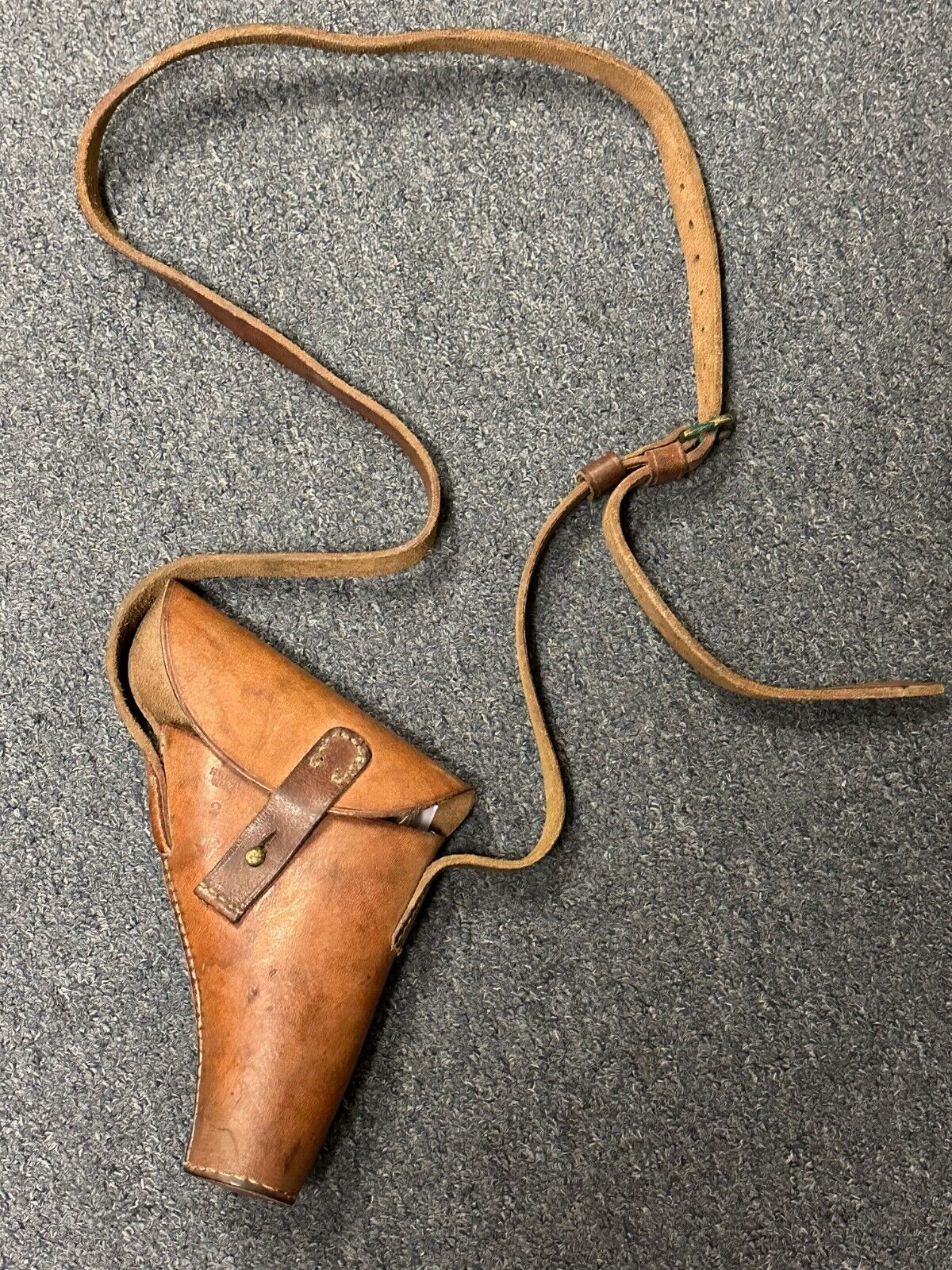 BRITISH WWII LEATHER HOLSTER WITH STRAP. DATED 1944.