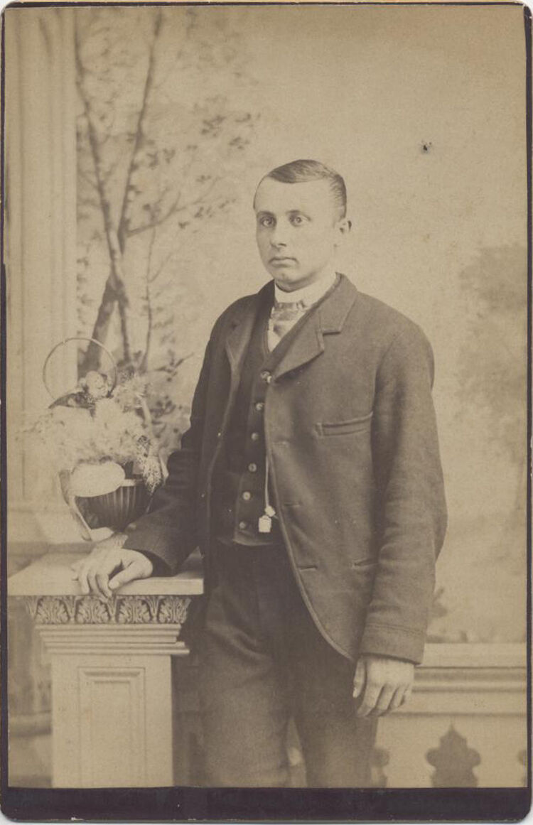 CABINET CARD, YOUNG MAN LOOKING A LITTLE DAZED. ALLENTOWN, PA.