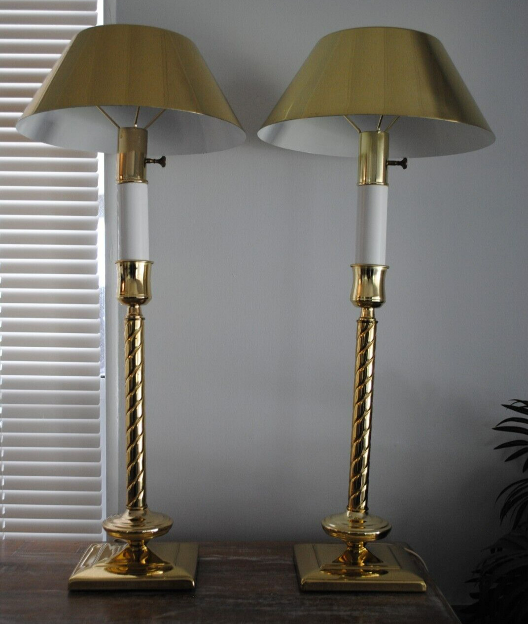 PAIR OF VINTAGE BRASS TABLE LAMPS WITH DECORATIVE LEG AND BRASS SHADES