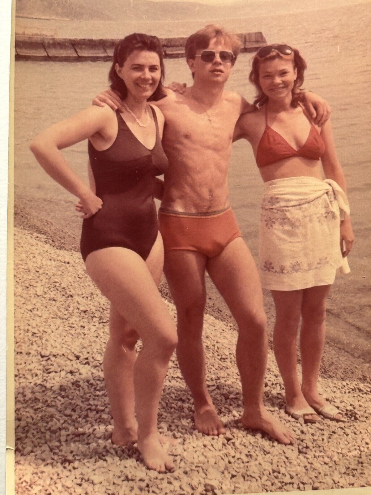 1980s Affectionate Man Trunks Bulge Pretty Women Bikini Beach Gay int Vint Photo