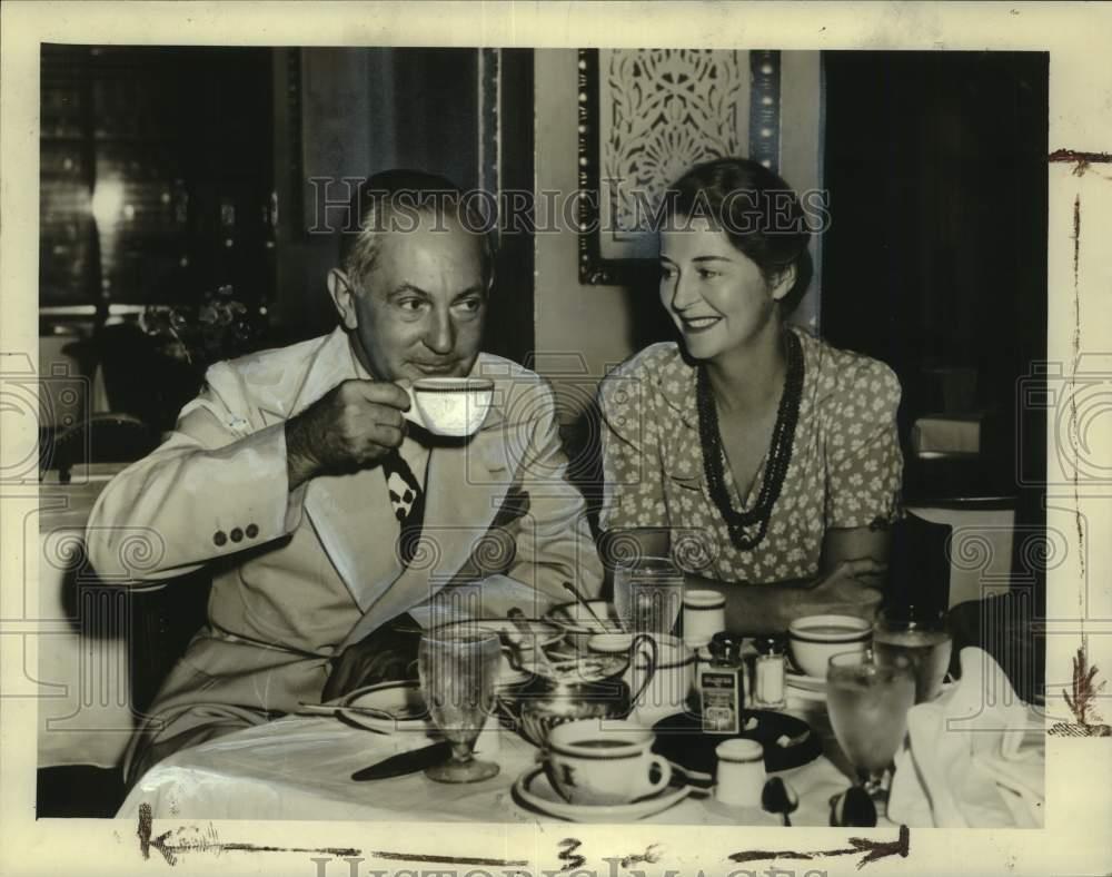 1941 Press Photo Mr. & Mrs. Lawrence Robert have breakfast, St. Charles hotel