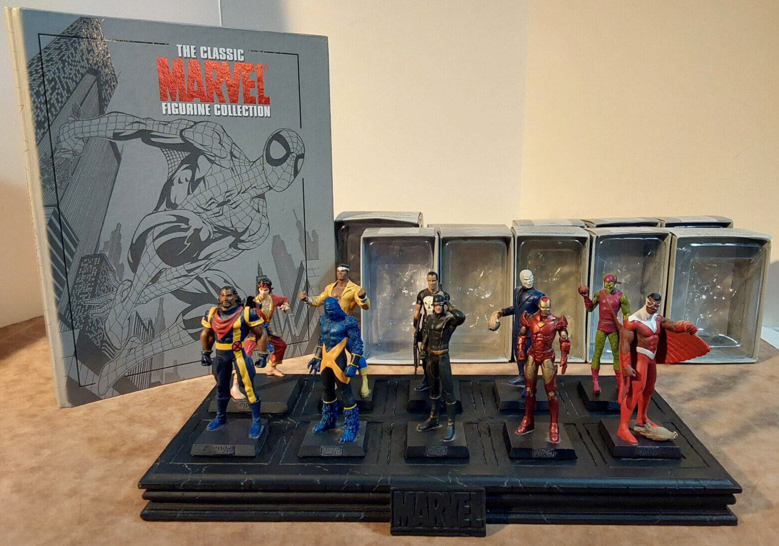 The Classic Marvel Figurine Collection Eaglemoss Lot of 10 with Stand & Binder