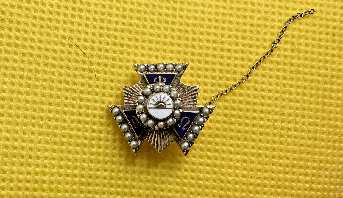 10K Y/G ALPHA PHI OMEGA FRATERNITY PIN w/ 12 SEED PEARLS.  MISSING SIDE PIN