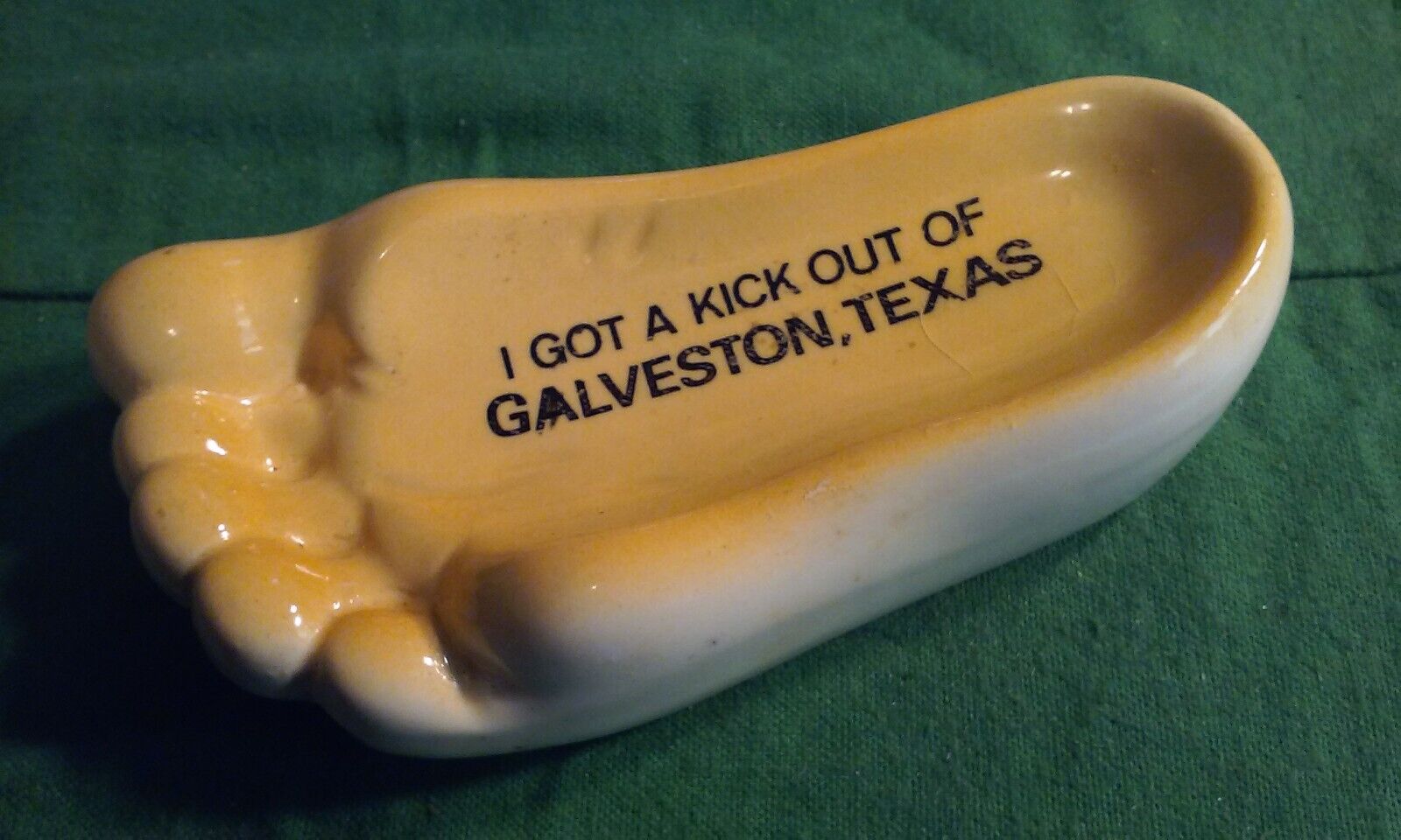 VINTAGE SOUVENIR Galveston Texas BARE FOOT SHAPE CERAMIC ASHTRAY Glazed Finish