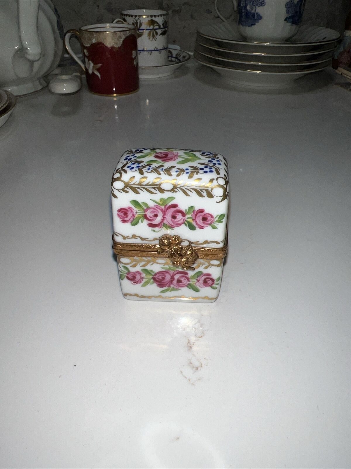 vintage limoges france porcelain trinket box/pillbox Paint Main Be
