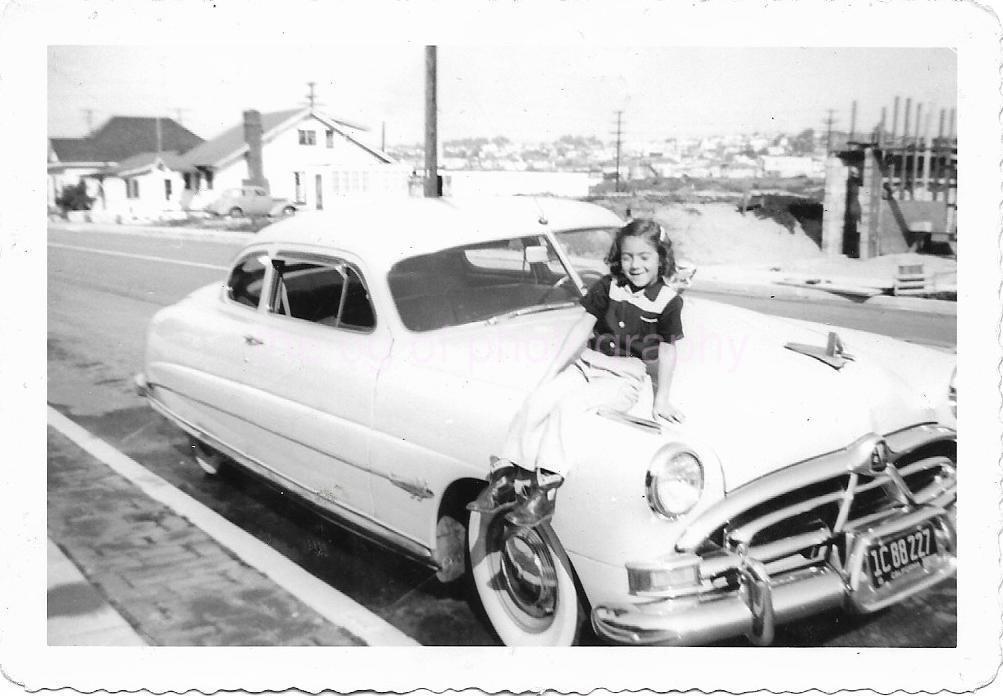 YOUNG AMERICAN GIRL 1950's Vintage FOUND PHOTO Black And White Snapshot 42 58 L