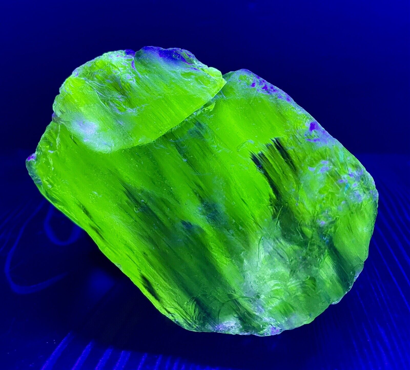 Uranium Banded Green Translucent Slag Glass Cullet 395nm