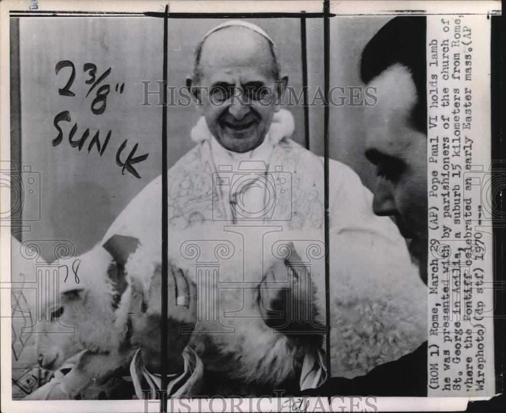 1970 Press Photo Pope Paul VI holds lamb from church parishioners in Acilia