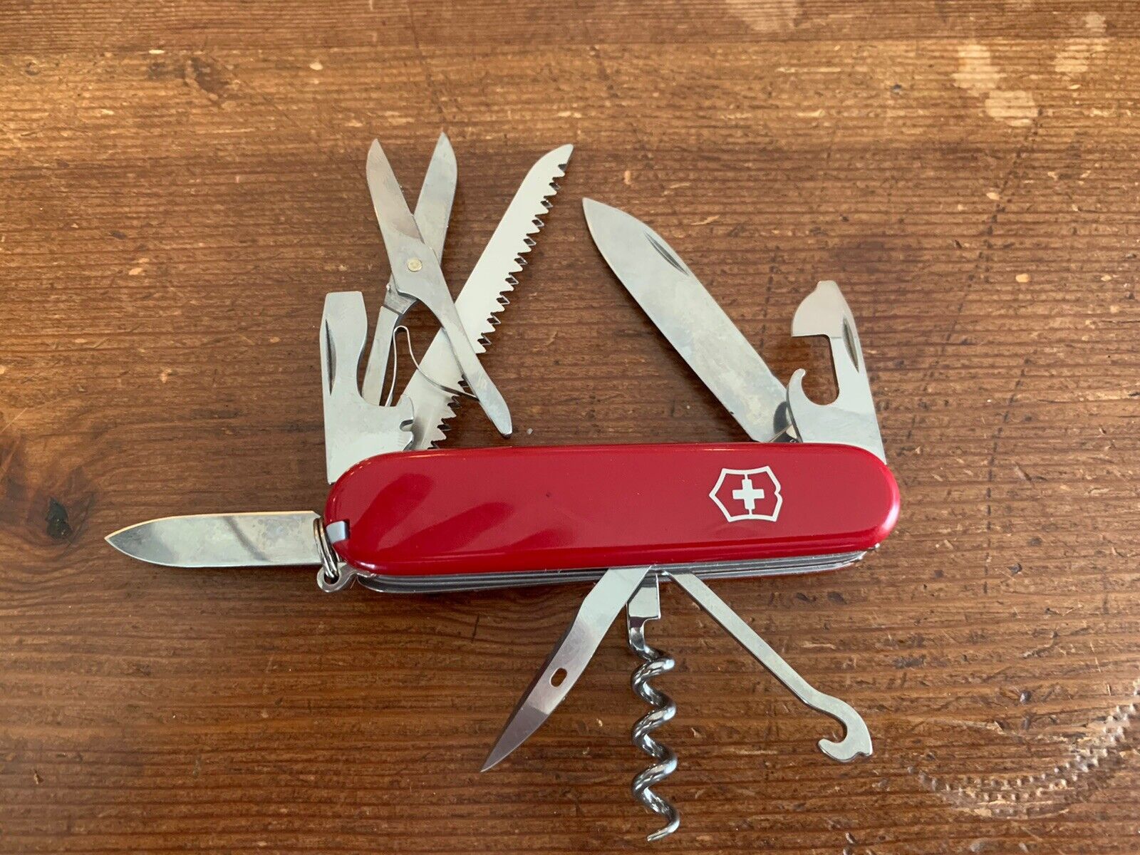Red Victorinox HUNTSMAN Swiss Army Knife SAK - Excellent Pre-Owned Condition