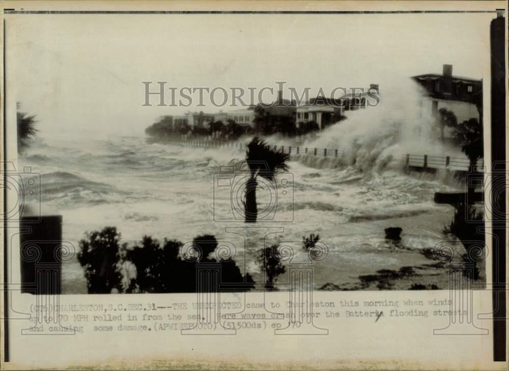 1970 Press Photo Waves Crash Over Battery in High Winds, Charleston - lra38967