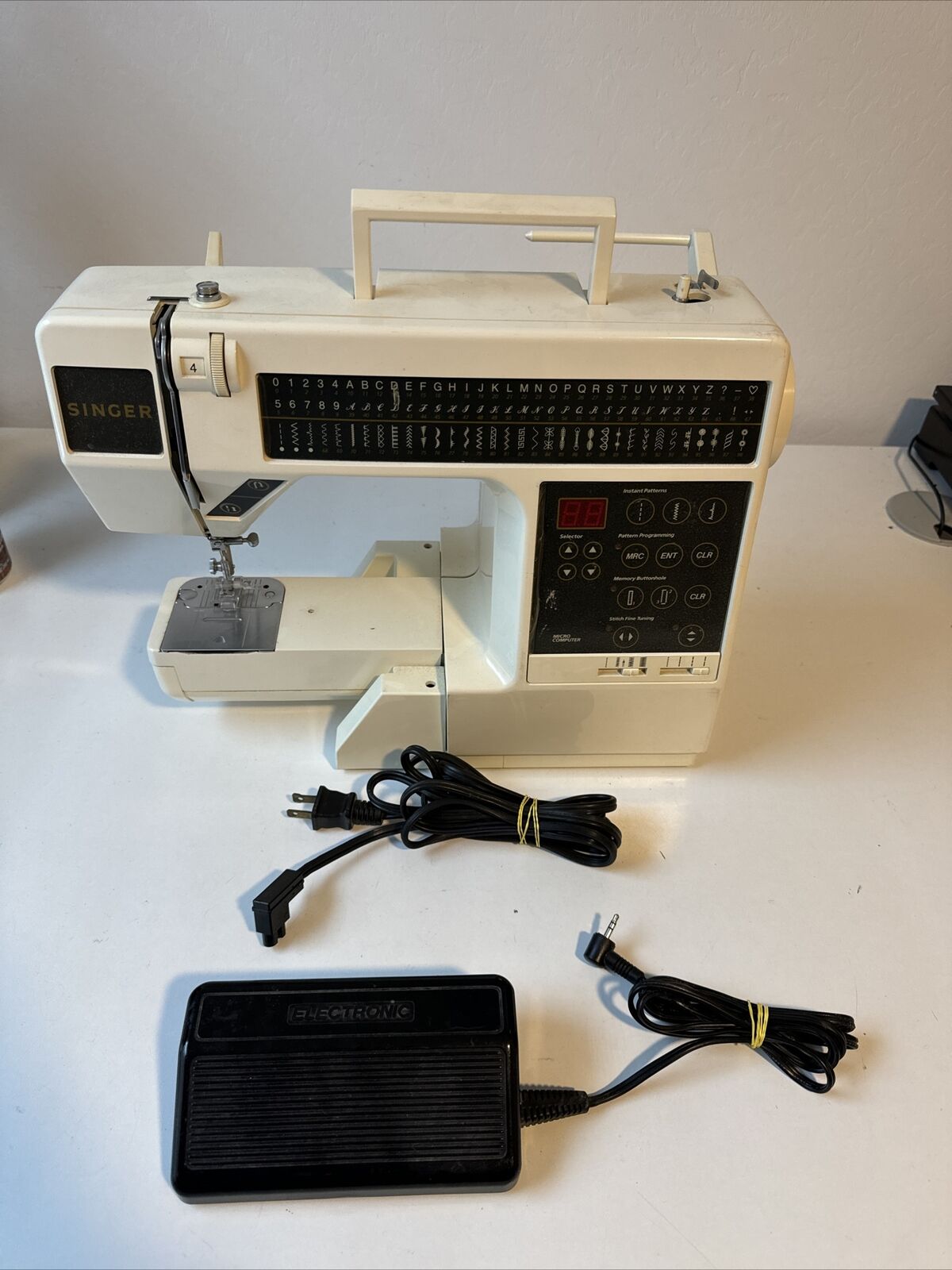 Singer 2210 Athena Computerized Sewing Machine TESTED