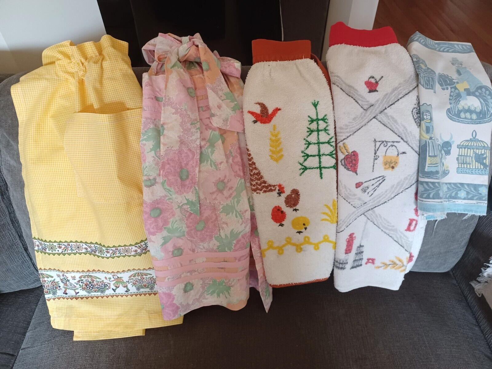 4 Vintage Aprons & Dish Towel from Flour Sack