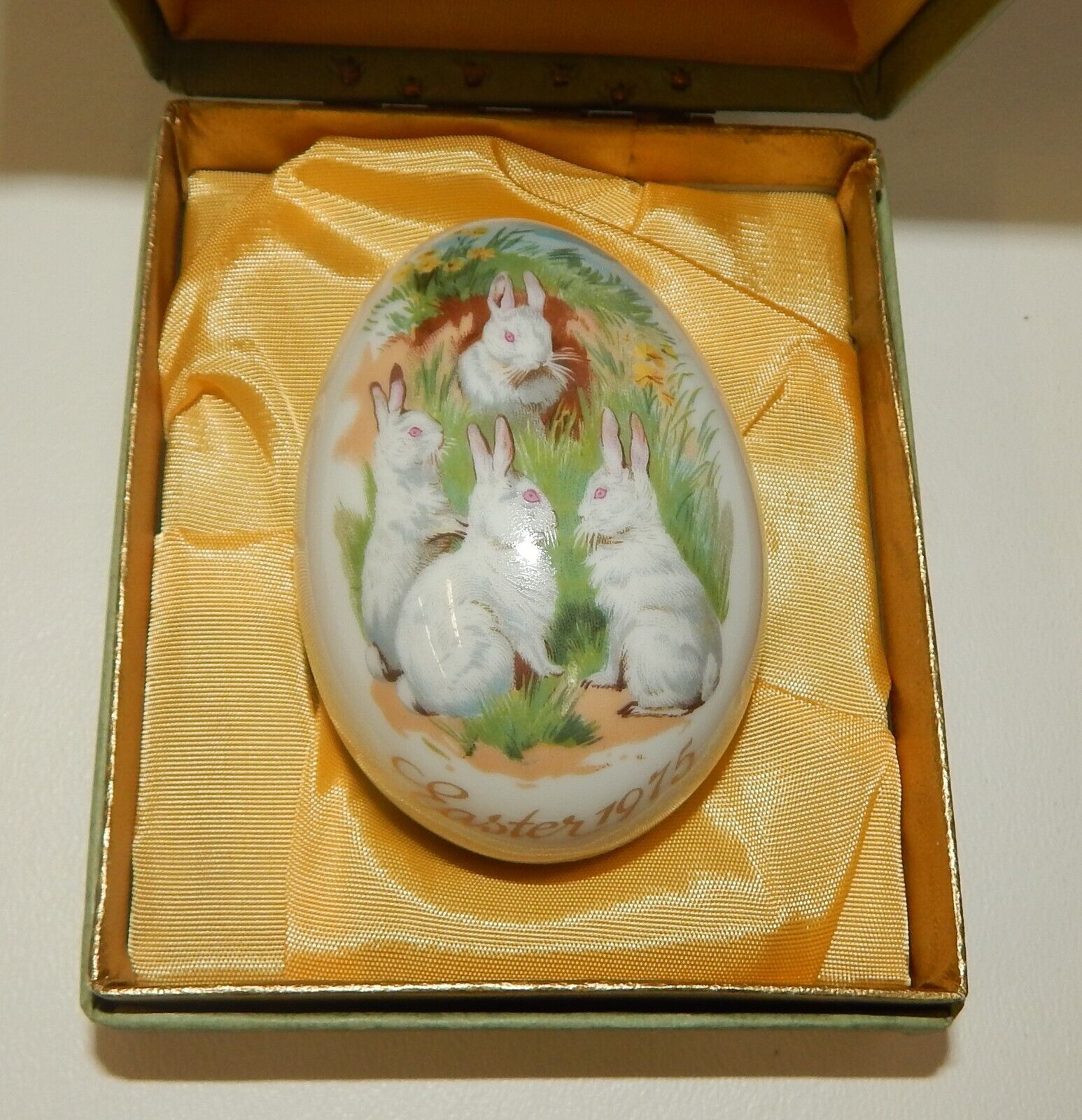 Royal Bayreuth Germany Easter Bunnies Egg in Presentation Box