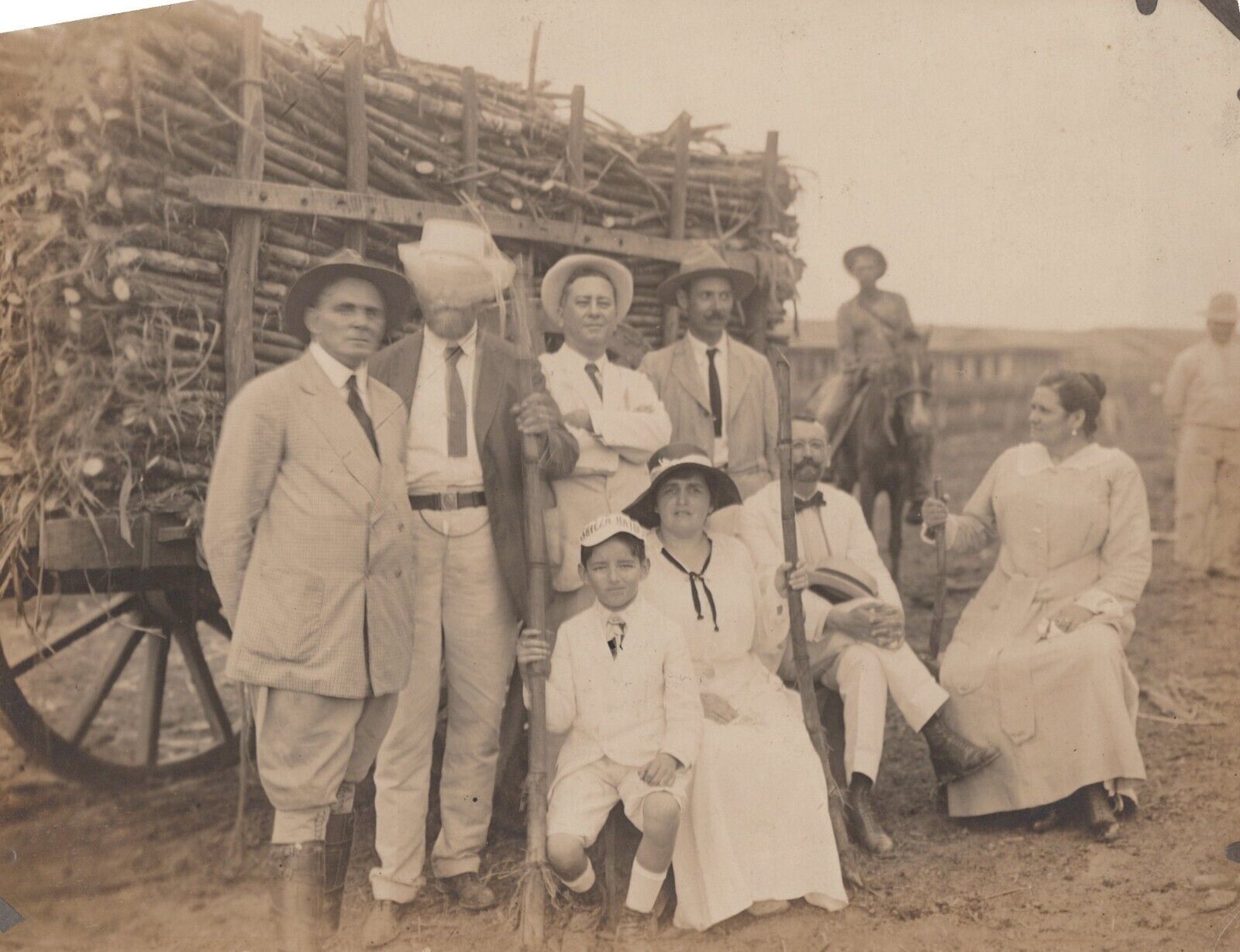 RARE 1910s CUBAN SUGAR CANE FAMILY HIGH SOCIETY FARMERS CUBA ORIG PHOTO 136