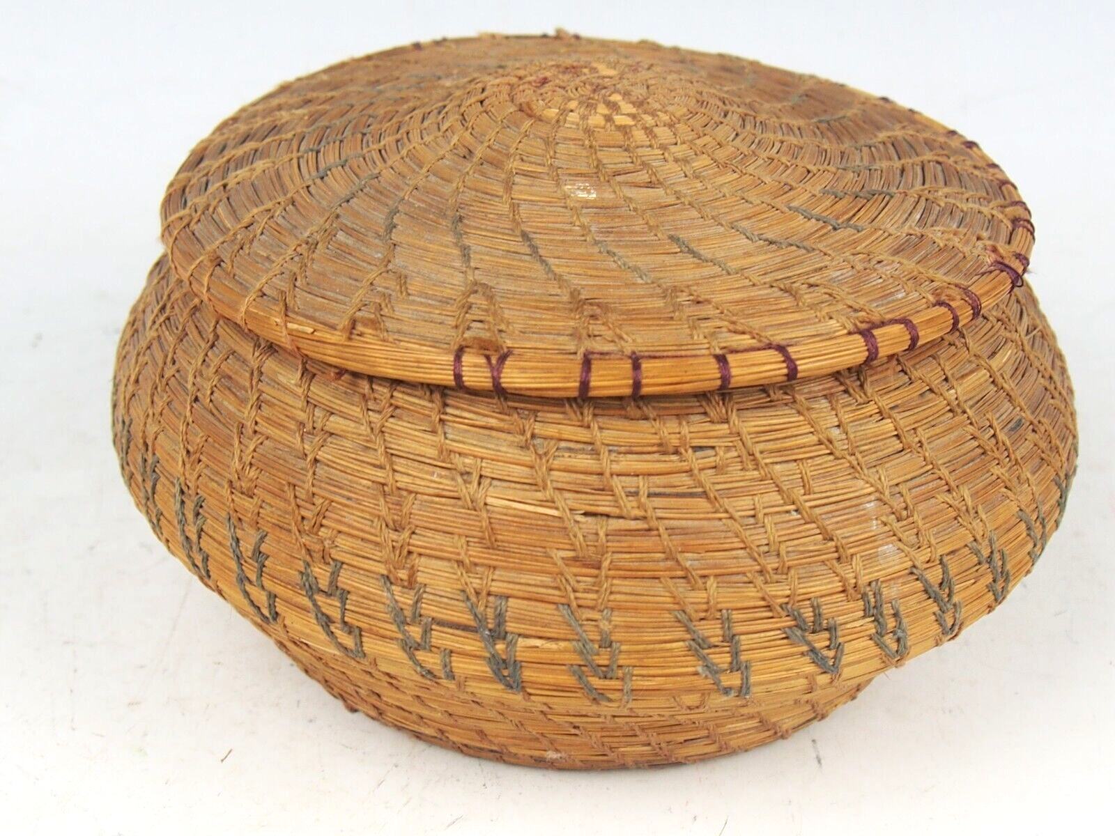 NATIVE AMERICAN HANDWOVEN PINE NEEDLE Coil BASKET with ATTACHED LID 6” DIAMETER