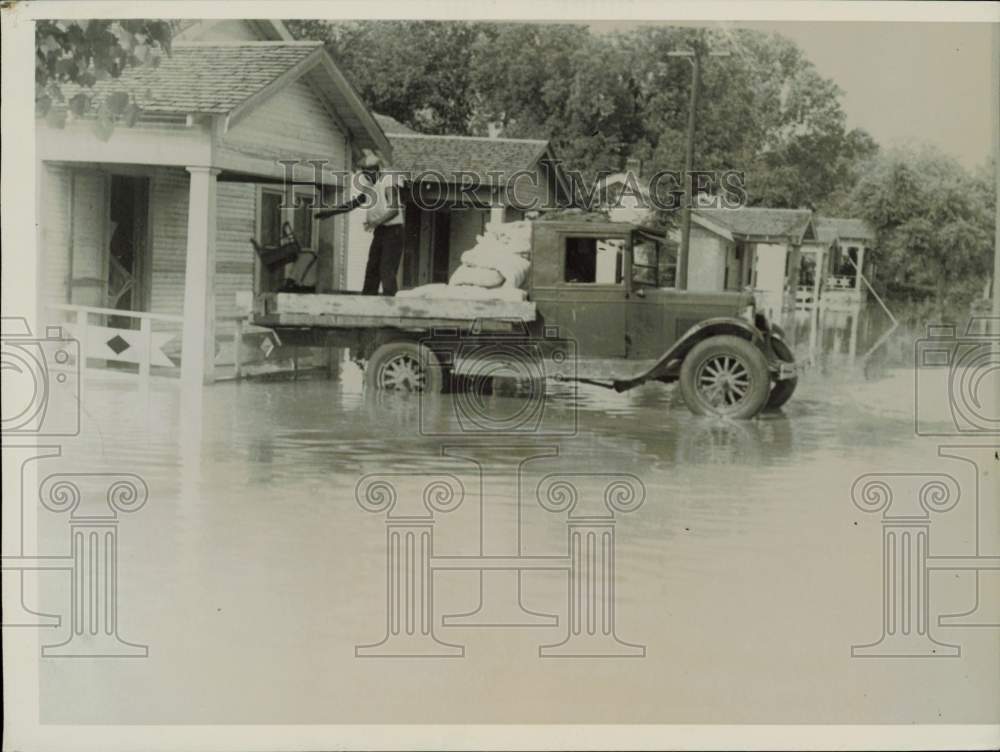 1935 Press Photo Residents prepare to evacuate flooded house in Dallas, Texas