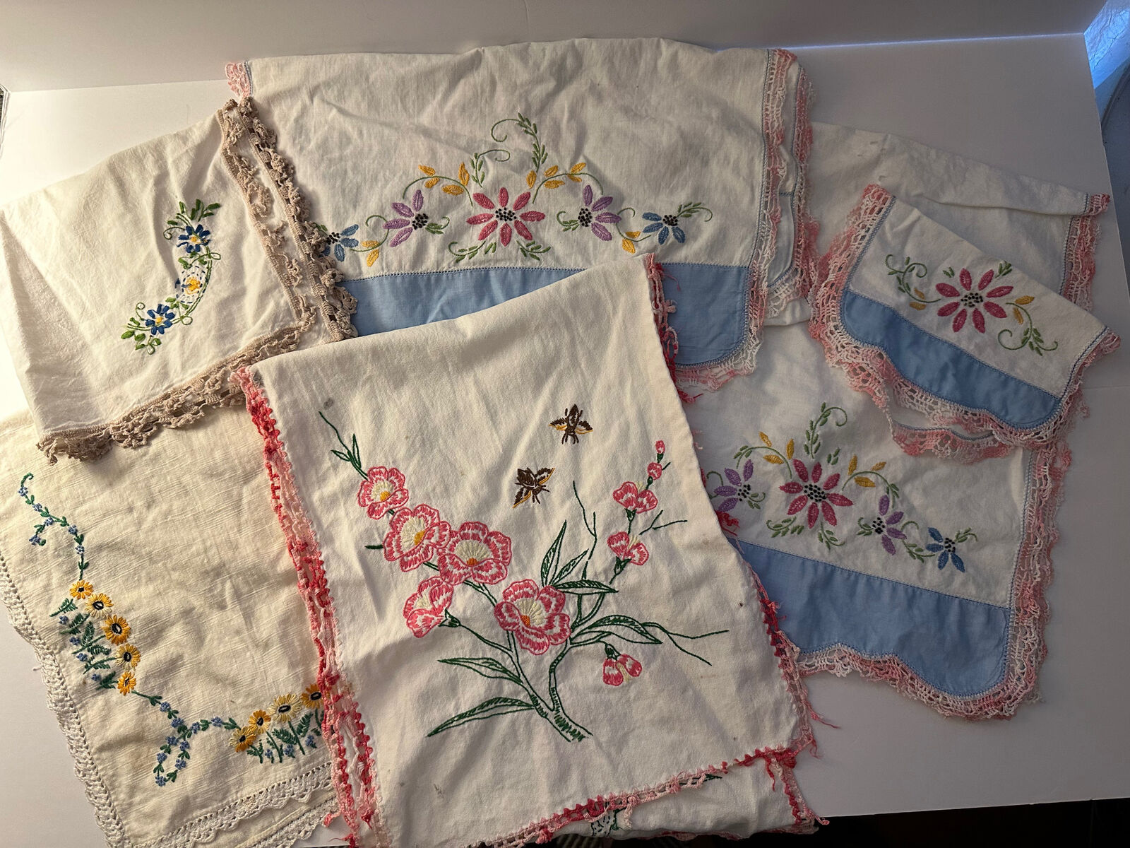 LOT of 6 VINTAGE hand embroidered assorted linens Cutter Crafts