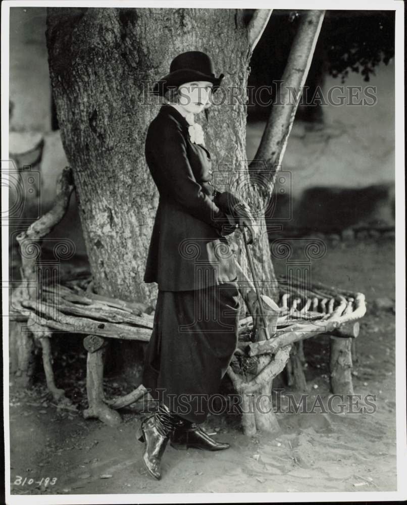 Press Photo Film star Greta Garbo standing by tree bench in the late 1920\'s
