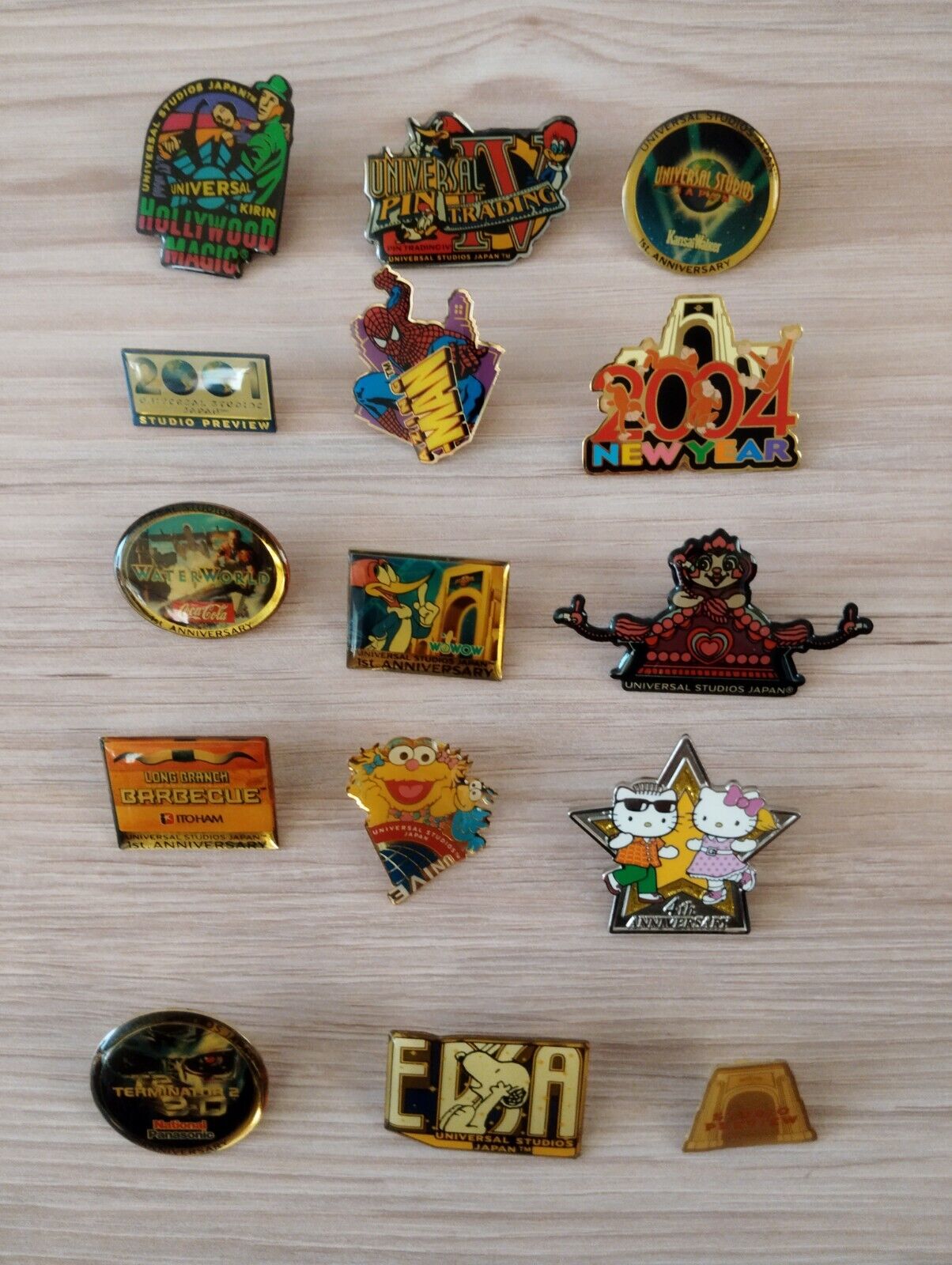 Universal Studios 　Characters　15 pin badges　③