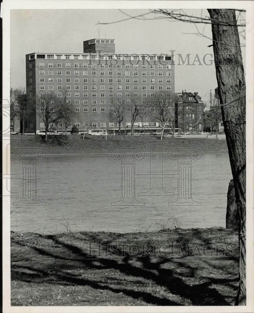 1973 Press Photo Harrisburg Hospital Building Near River - pna14226