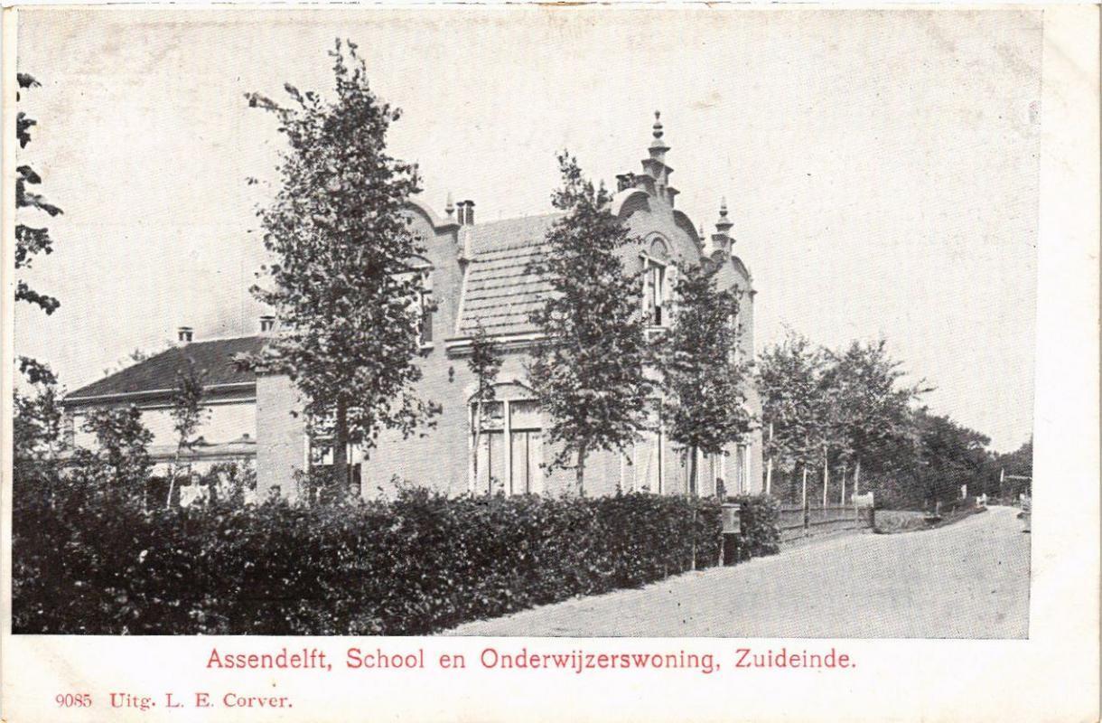 CPA AK ASSENDELFT School en Onderwijzerswoning NETHERLANDS (603677)