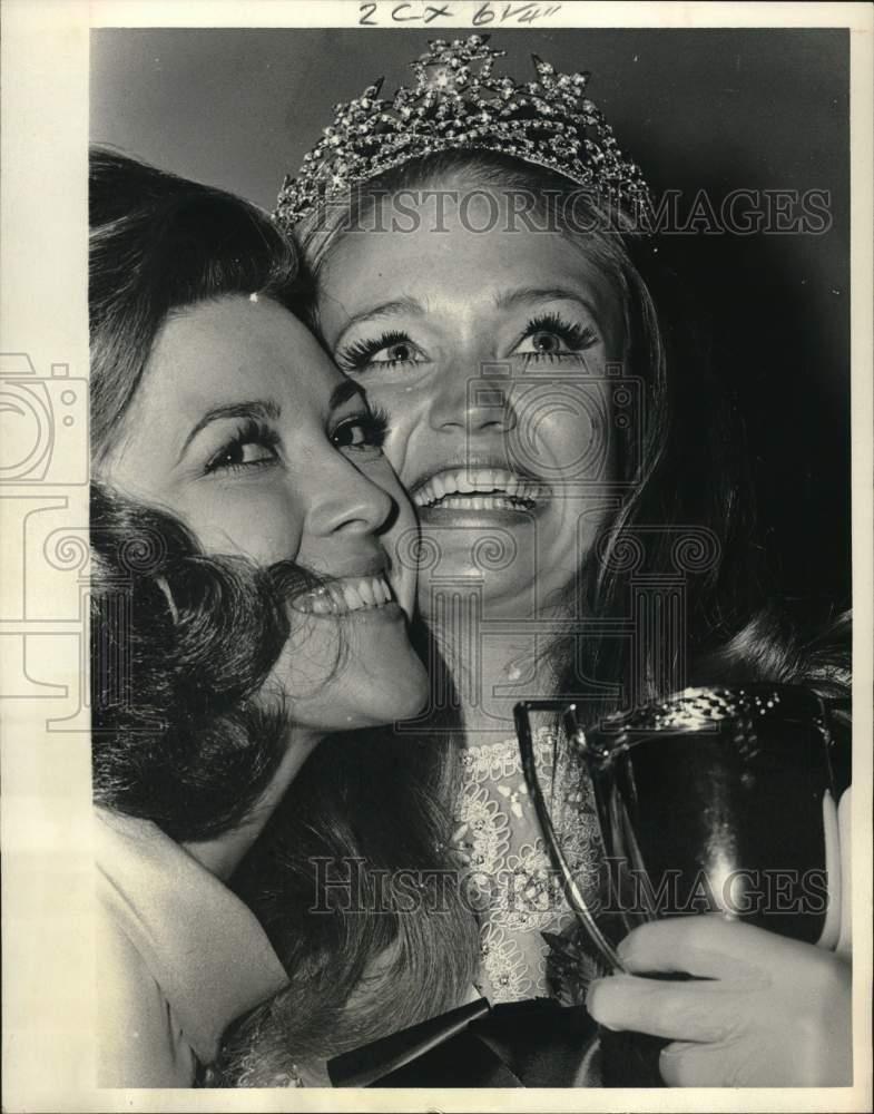 1970 Press Photo Barbara Gersak congratulates Susan Nelson on Miss Houston win.