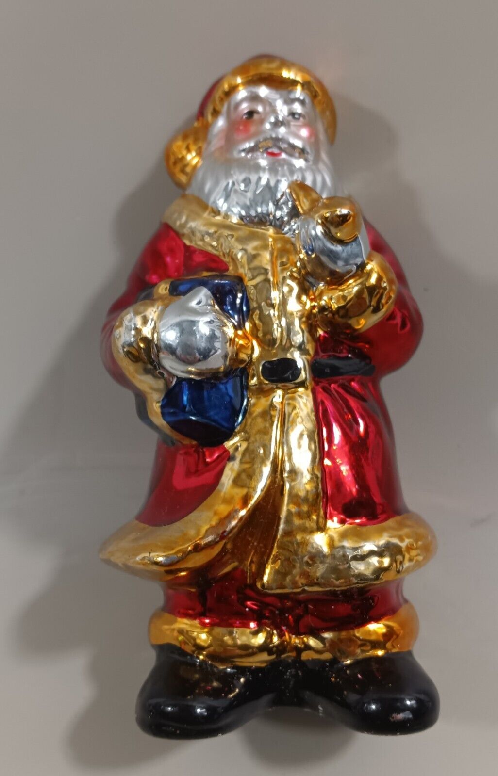 Santa Claus Holding Present With Pipe 4.25\