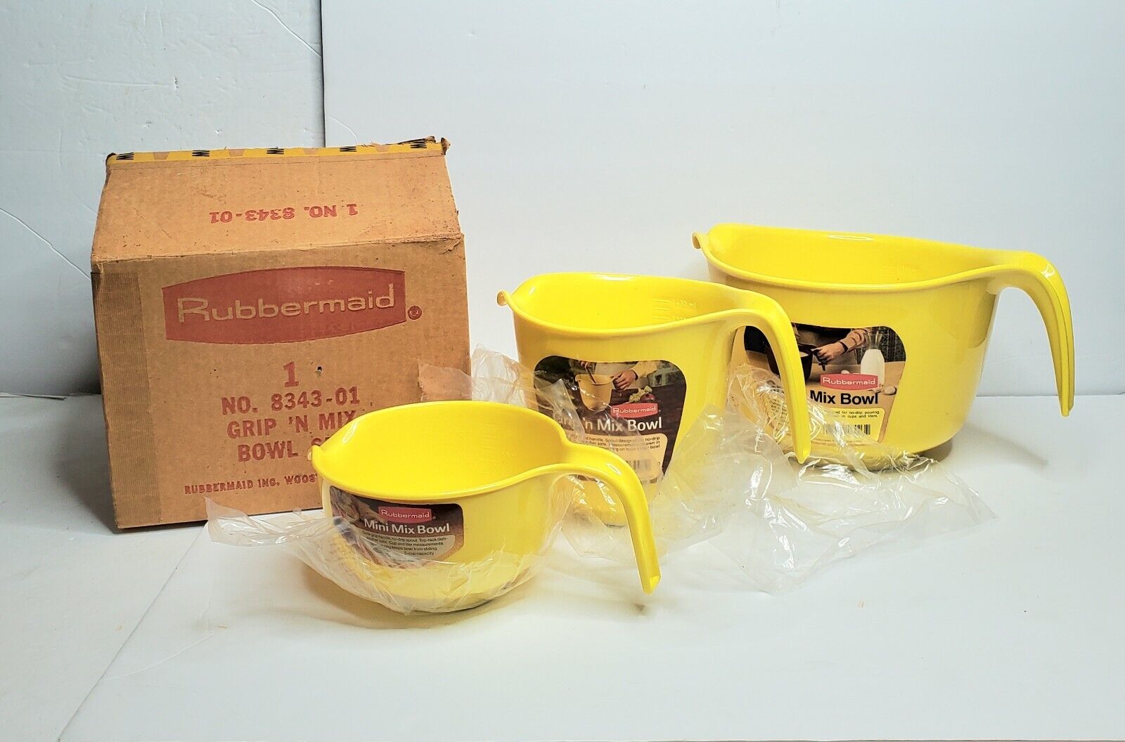 Vintage Yellow Rubbermaid Mixing Bowls Mix n Grip 3003 3001 3004 3 Pieces in Box