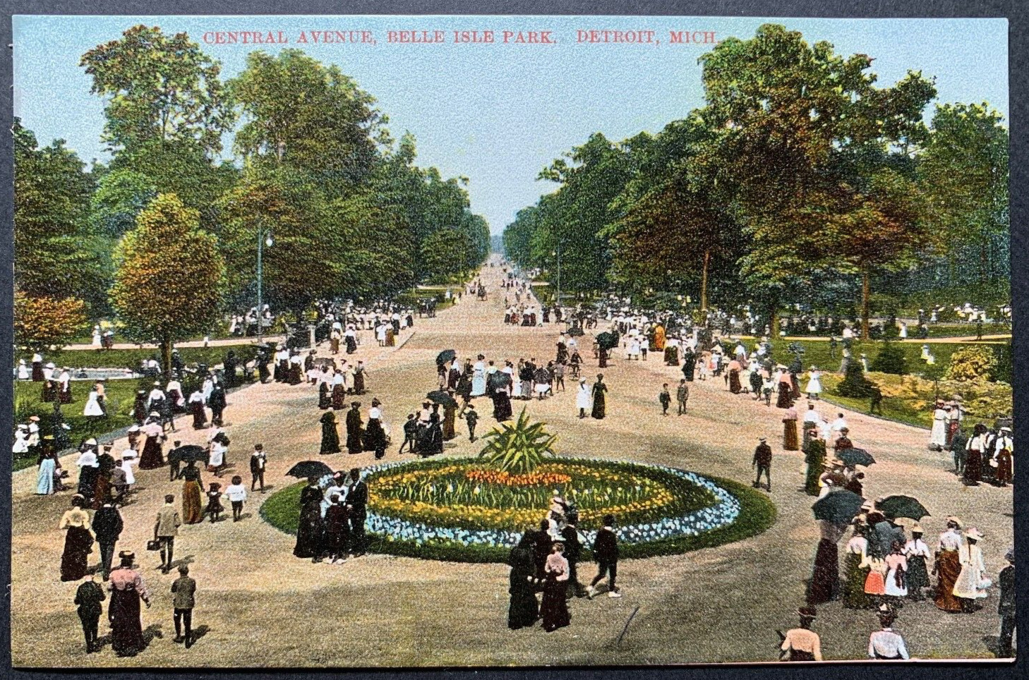 Postcard Detroit MI - c1900s People Walking Central Avenue Belle Isle Park