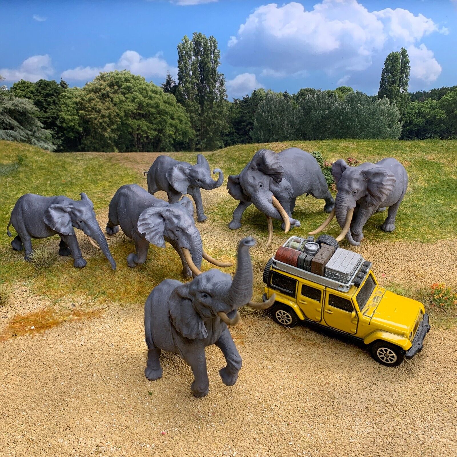 1/64 scale zoo diorama herd of elephants figures Hot Wheels size