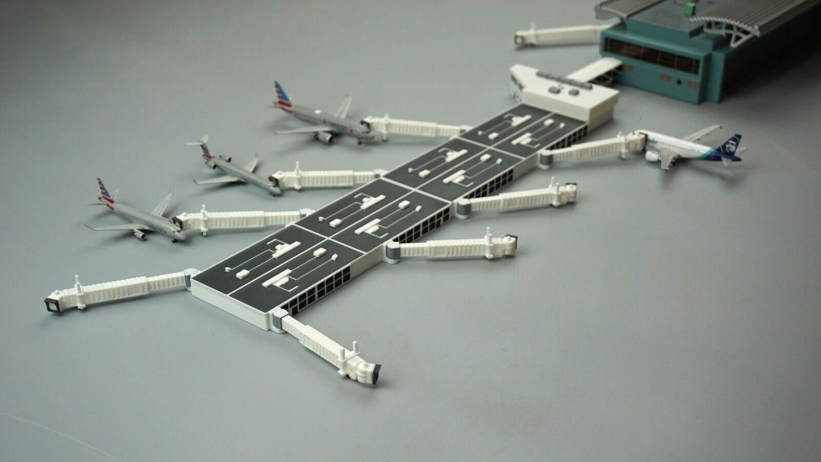 Regional Model Airport Building + Extension | 1:400 Scale | Clipper Models