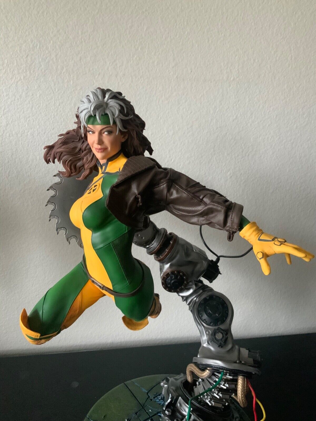 Sideshow Collectibles Rogue Maquette Exclusive - minor chip see pics