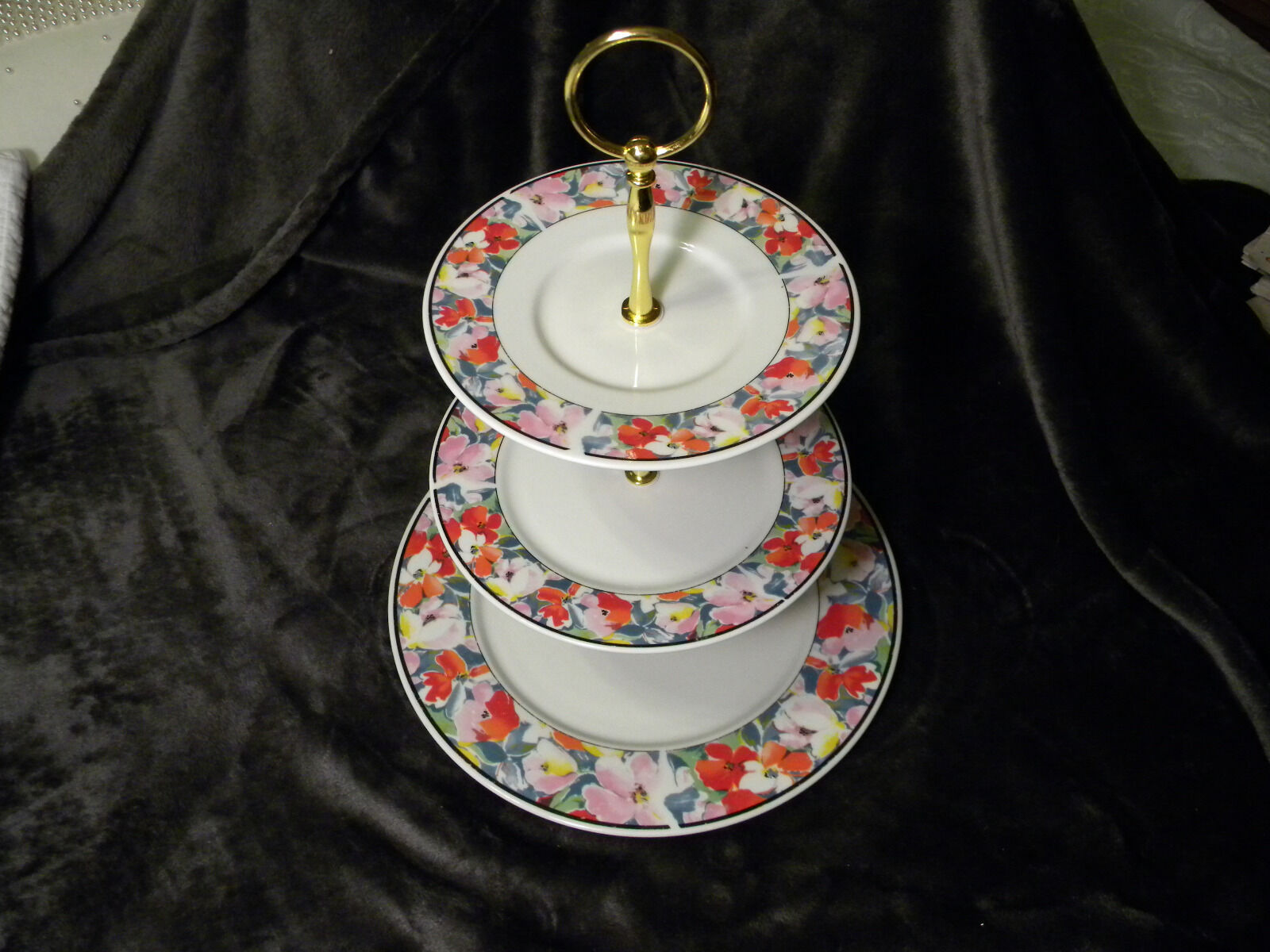 1994 Fine China The Artland Collection Daisy by  China Pearl 3-Tier Cake Stand