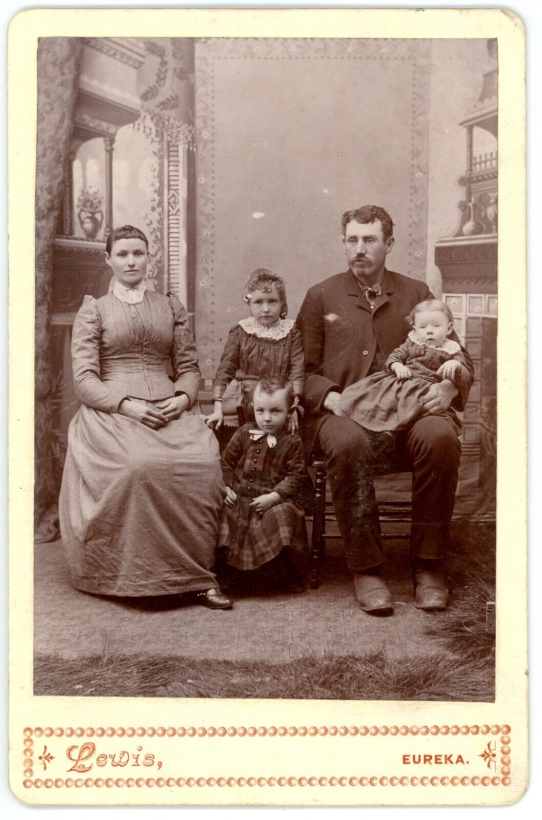 CIRCA 1890\'S CABINET CARD Beautiful Family With 3 Children Lewis Eureka, KS