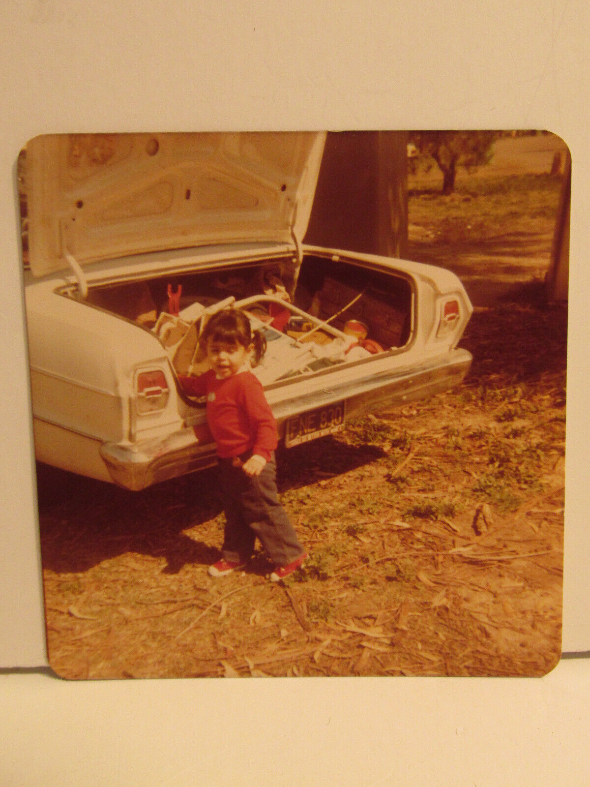 VINTAGE FOUND PHOTOGRAPH COLOR ART OLD PHOTO 1981 TODDLER GIRL MESSY CAR TRUNK