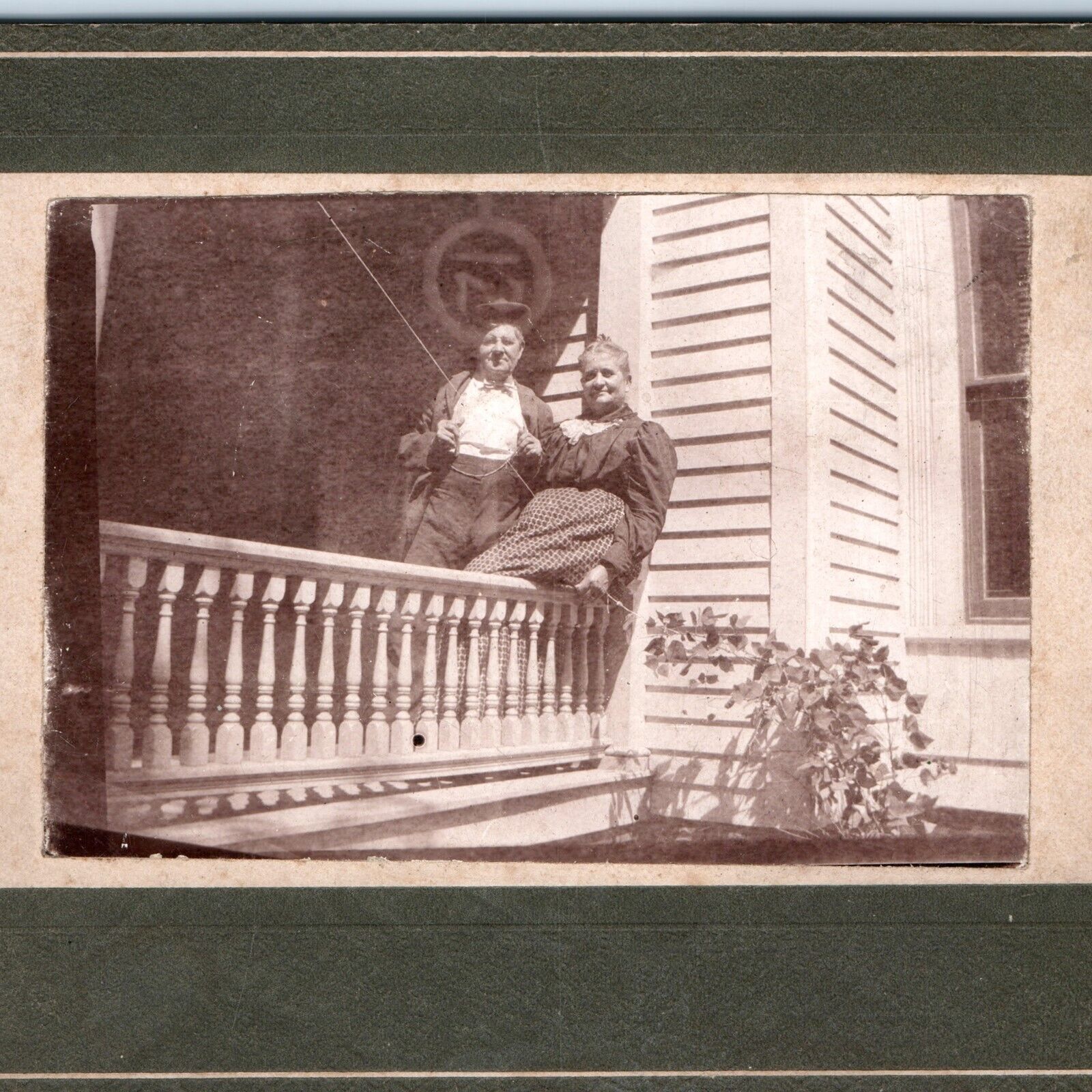 c1900s Outdoors Amateur Woman & Man on Porch Cabinet Card Photo Antique B12