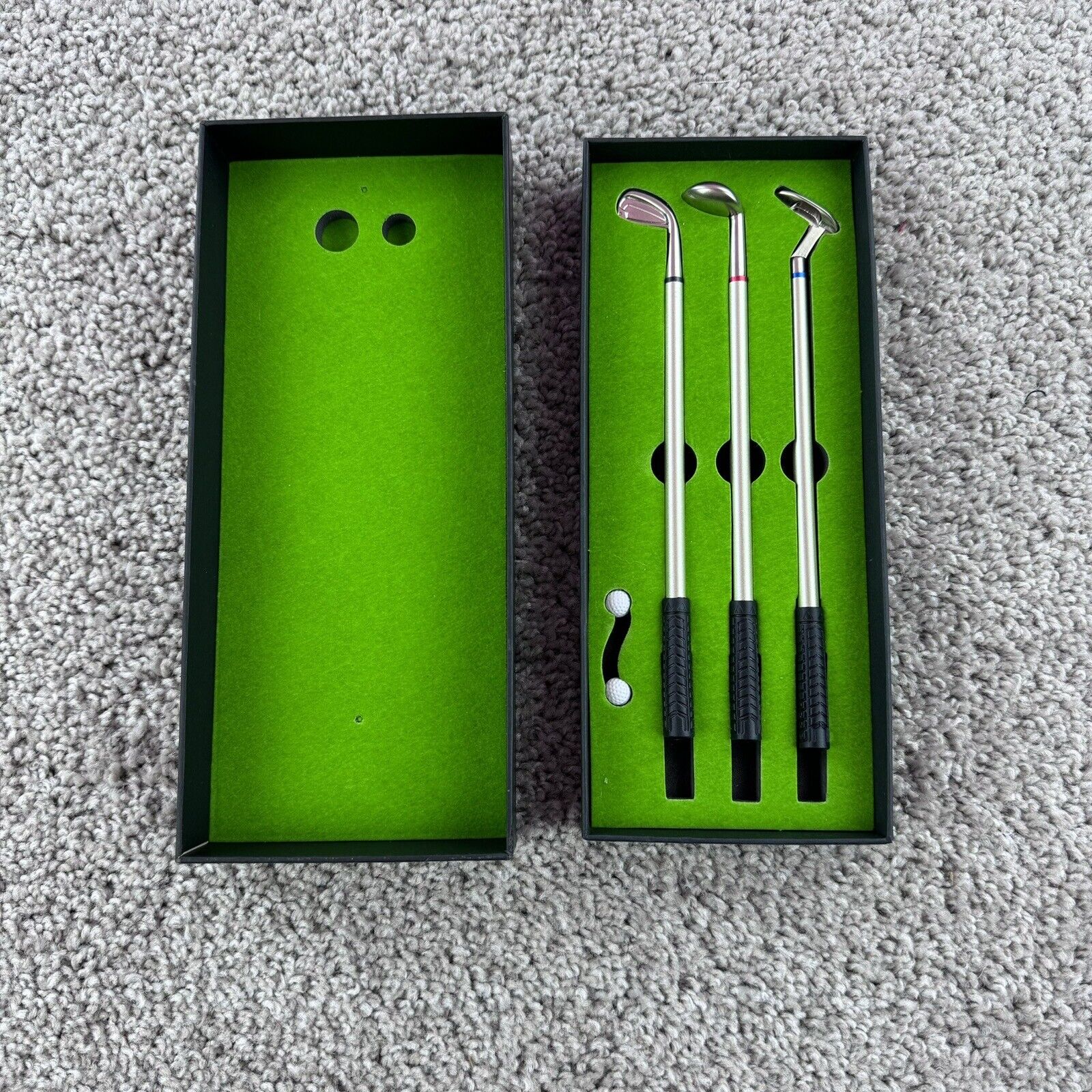 Desktop Golf Set 3 Clubs 2 Balls Pens Putting Green Novelty Distraction Toy Game
