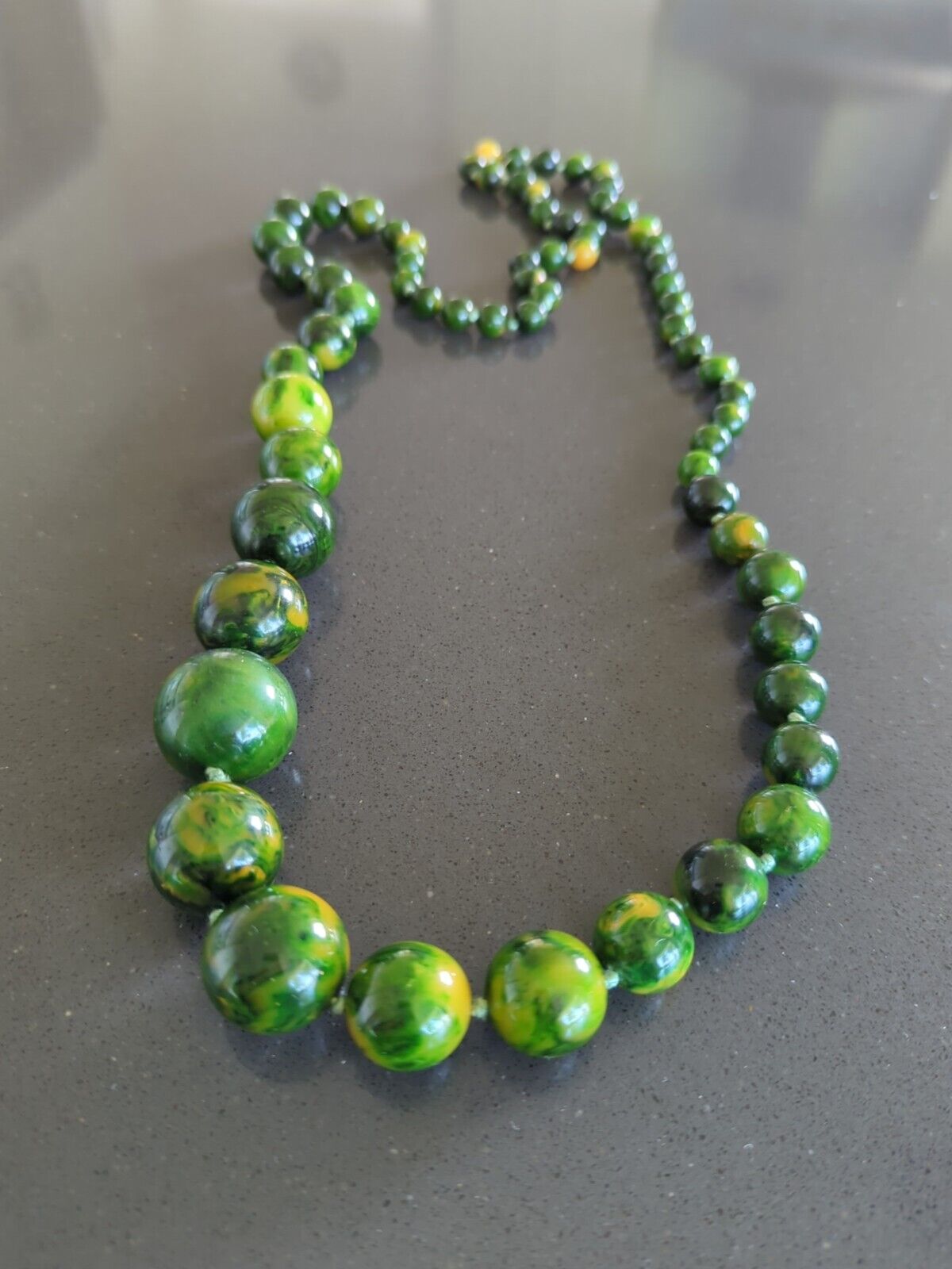 VINTAGE BAKELITE GREEN YELLOW SPINACH COLOR BEADED NECKLACE TESTED 109G 34