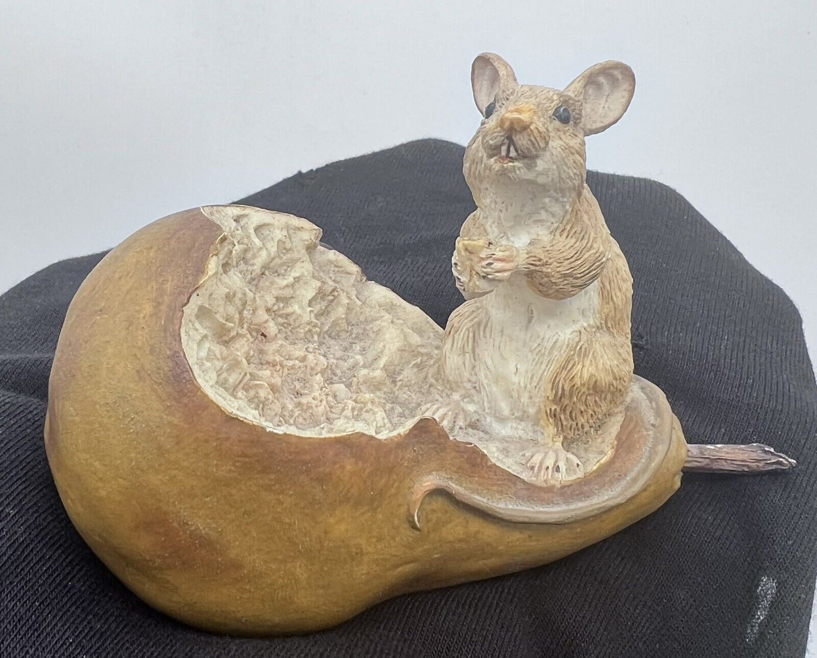 ROBARTS ENGLAND Mouse in Pear 4904 FIGURINE Artist Signed VINTAGE AS IS
