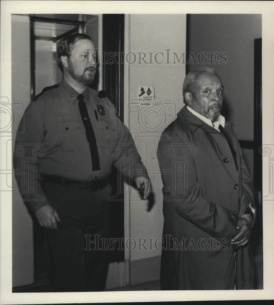 1984 Press Photo Steve Zazycki, Corrections Officer, escorts Pop Washington, NY