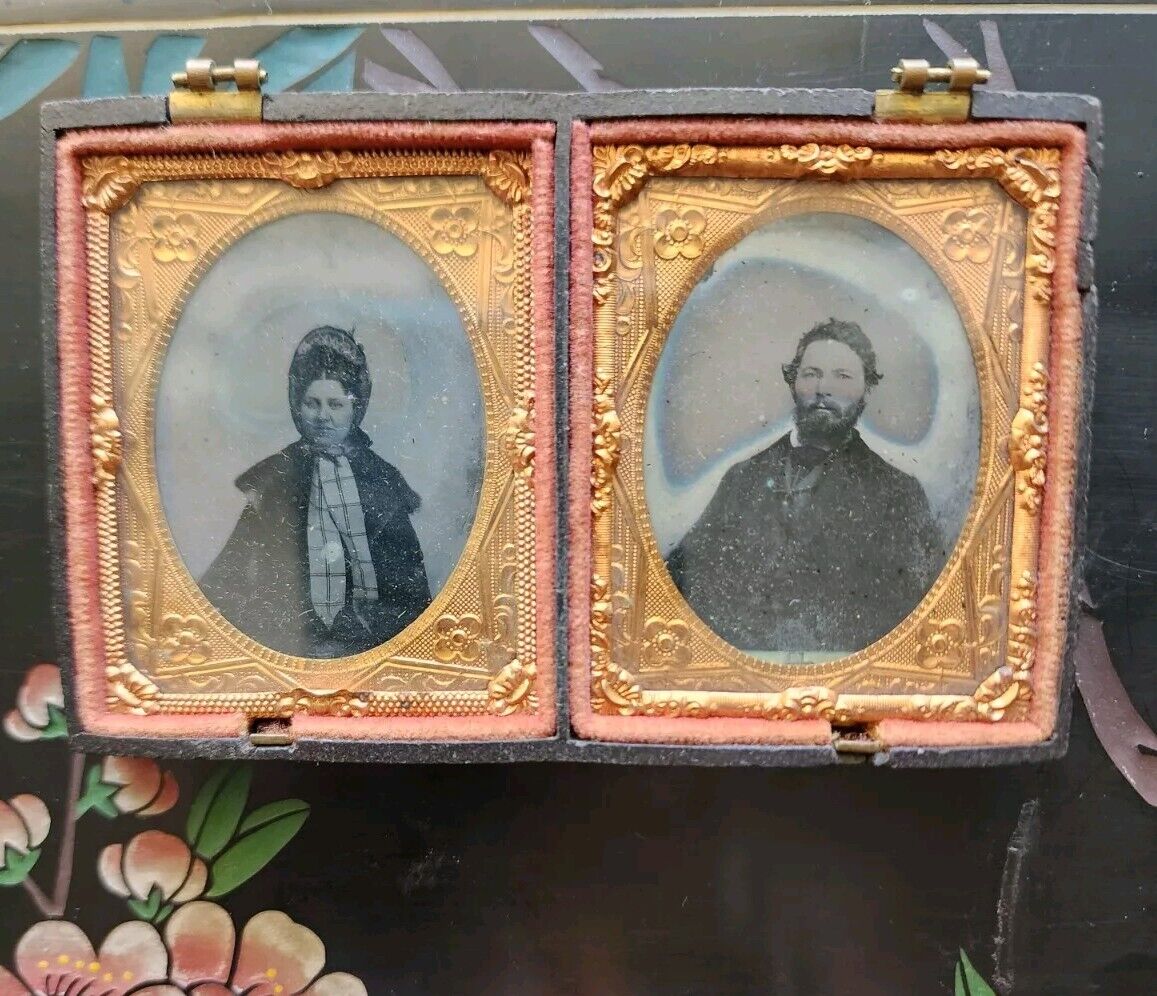 Antique VICTORIAN MARRIED COUPLE THERMOPLASTIC DAGUERREOTYPE PHOTO In CASE As Is