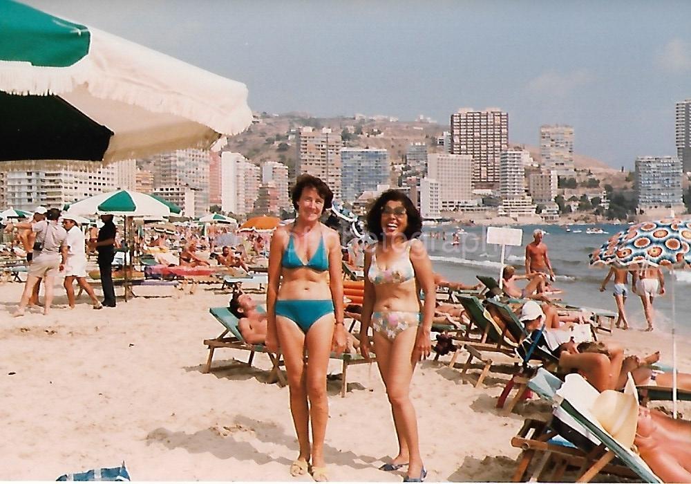 BEACH WOMEN Vintage FOUND PHOTOGRAPH Color ORIGINAL Snapshot 41 40 I