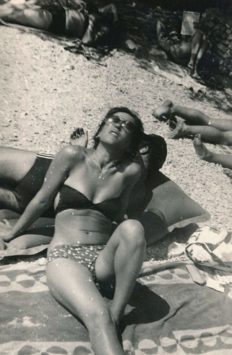 048 1960s Bikini Woman Look at Sun w Shades Swimsuit Lady Beach VTG ORG PHOTO
