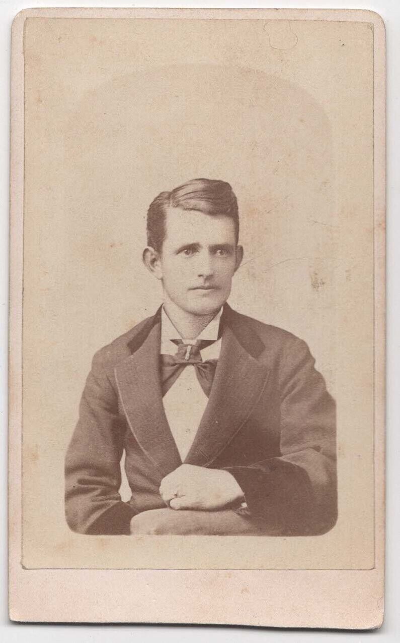 ANTIQUE CDV CIRCA 1880s ELITE HANDSOME YOUNG MAN IN SUIT MARYSVILLE CALIFORNIA