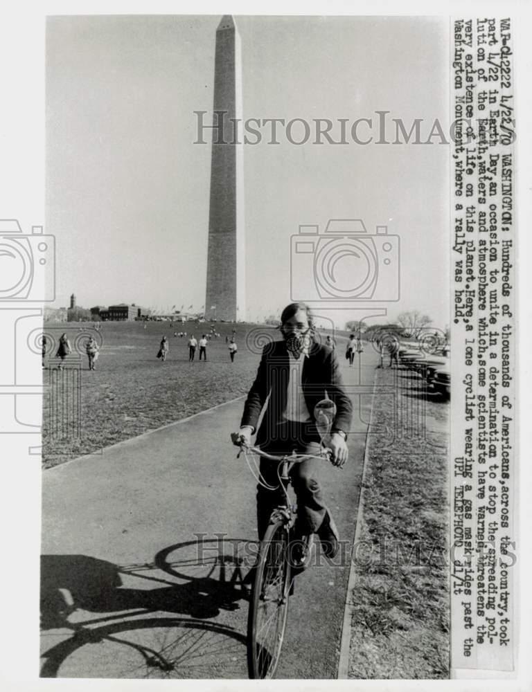 1970 Press Photo Cyclist Wears Gas Mask in Support of Earth Day, Washington